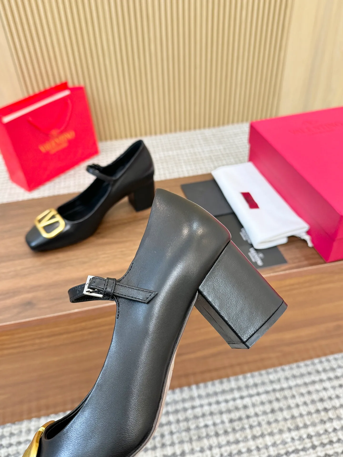 👟👟Ex-factory price 460👟👟 Genuine leather sole + 40 Valentino. Large v-buckle sandals ㊙️Latest series of counters Authentic grade version with perfect details. Authentic products are made one to one. All details are consistent with genuine ones. The upper foot is very pedicure type. The key point is that it is very good and easy to control. It does not grind the feet and does not tire the feet. Walking artifact, exclusive mold opening. The highest version on the market. Fabric: imported mixed sheepskin, lining and foot pads are all sheepskin. Code number (34 to 42) Customized sizes 34 and 42 are non-returnable and non-exchangeable. Heel height: 7.5CM. Rubber sole, leather sole +40